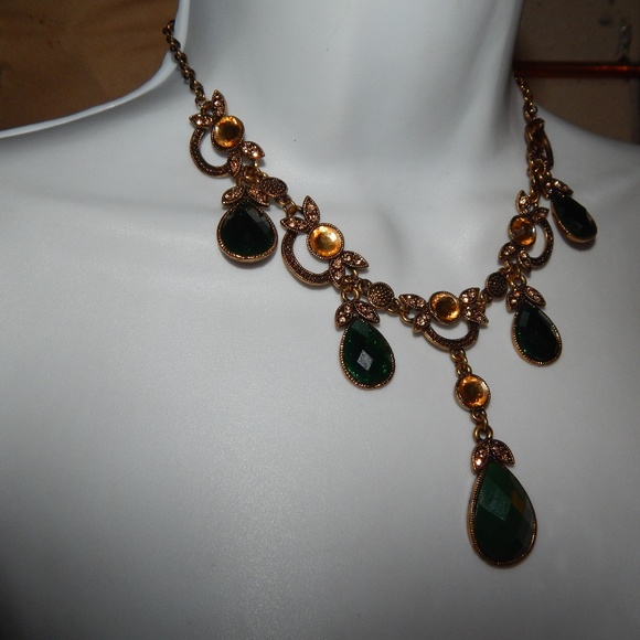 Necklace Gold Tone Green Faceted Un Signed Bib - Picture 2 of 7